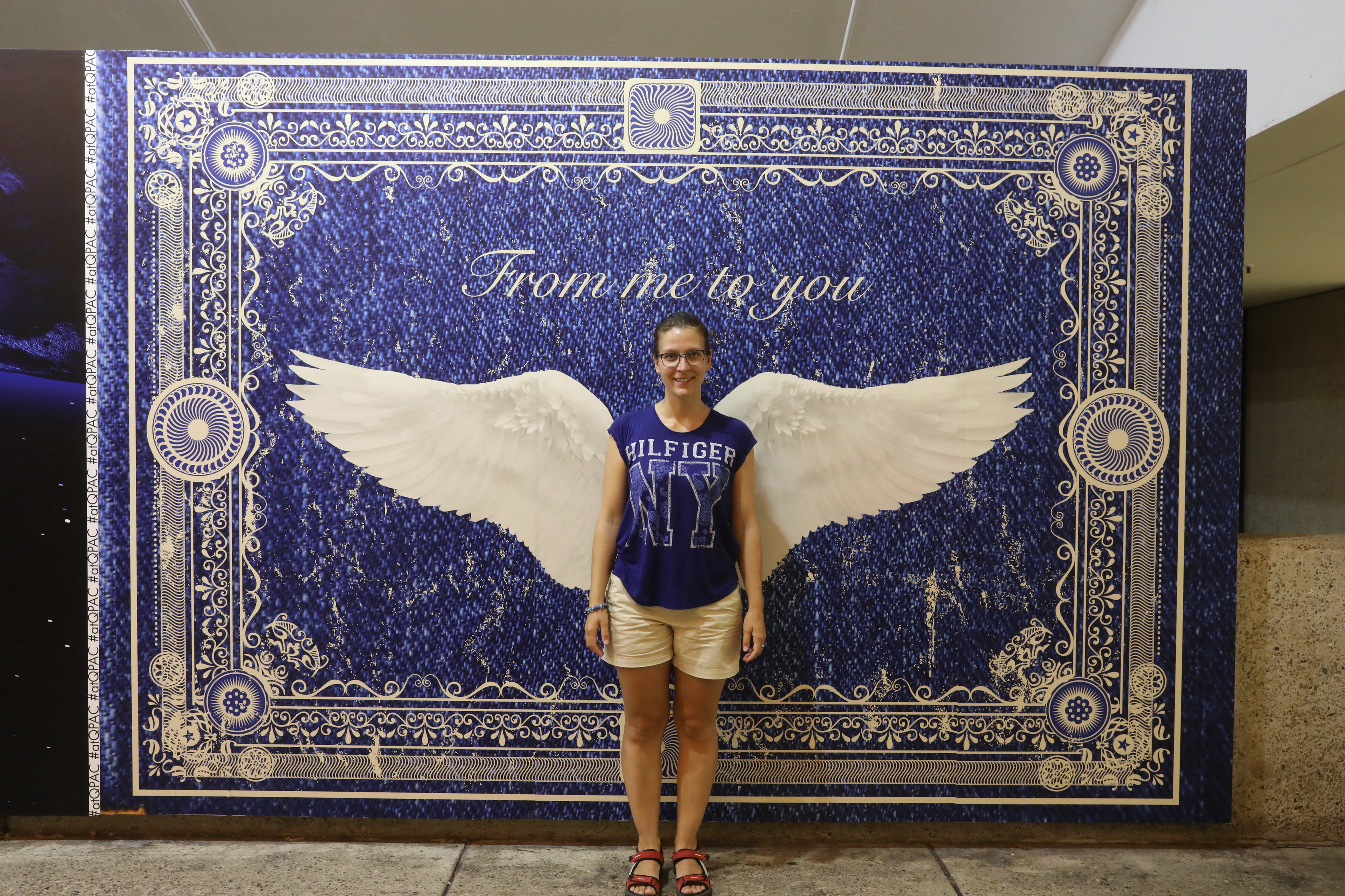 Engel Mama holt ihn jedoch wieder auf die Erde zurück.